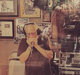 Harmonica take at the microphone